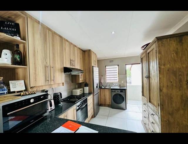 2 BEDROOM TOWNHOUSE FOR SALE IN VERWOERDPARK